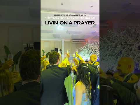 Entrada dos noivos com Rock Livin' on a Prayer