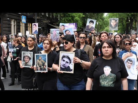 #Ուղիղ․ Զոհված զինծառայողների հարազատների բողոքի ակցիան կառավարության դիմաց