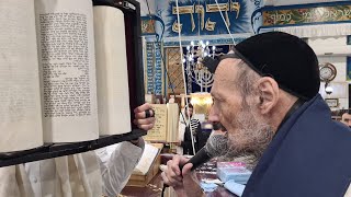 רואים את הברכה - הגבהת ספר תורה שברכת כהנים בכתב הספר תורה - יום הראשון של חנוכה במחיצת הרב דב קוק
