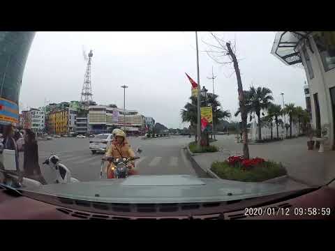 Đang đuổi bà đi ngược chiều thấy 2 em không mũ BH ngon hơn nên thịt luôn :3