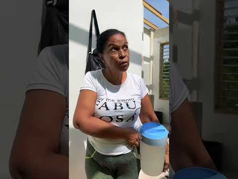 VECINA AGRADECE LOS TRABAJOS DE REHABILITACIÓN DE LOS TECHOS EN LOS EDIFICIOS DE COROZAL