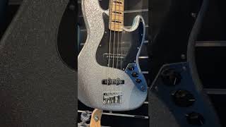 Video thumbnail for Fender Signature Jazz Bass Mikey Way (Bassist von "My Chemical Romance")!😎🤘 #LimitedEdition #fender by Musikhaus Kirstein
