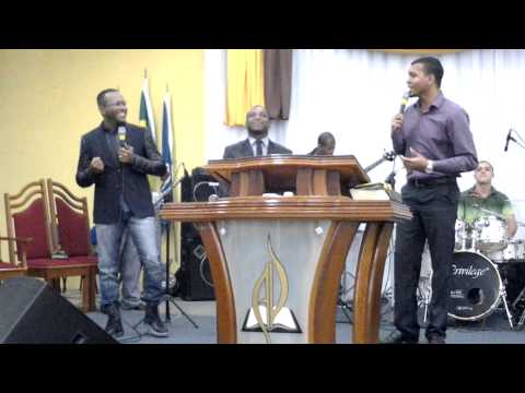 Izaias Andrade louvando com os adoradores Álvaro Tito e Jairo Bonfim