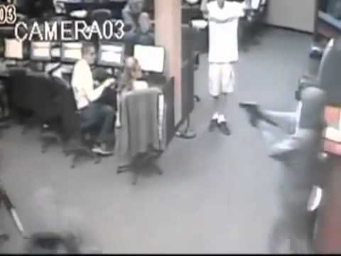 17. فيديو للتاريخ  وقوف ظباط الشرطة لتأديه التحيه لـ السيسي لحظة دخوله قاعة اكاديمة الشرطة