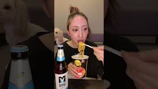 海外の激辛カップ麺を食って飲む女。7-11 drinker in Bangkok #shorts #bangkok #バンコク