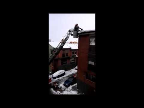 Vídeo: Los bomberos retiran viseras de nieve en Soria