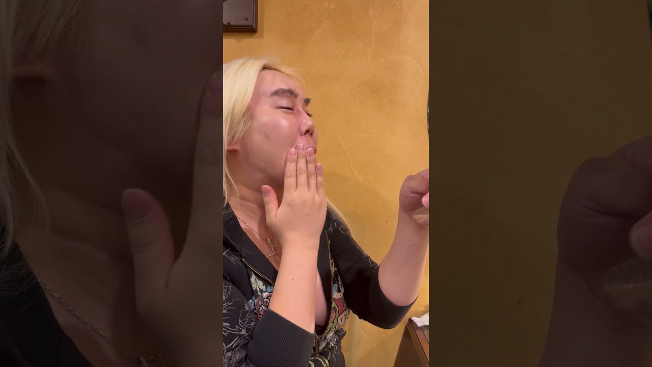 朝、急いで支度をする為に、ファンデｪーションを叩き込むマダムかのごとく、ヮタクシの時短メィクﾘｧ💖では、ファンデｪーションは手の平で叩き込みナ（ｨｱ）ガラ（の滝）仕ｧｹﾞてゅきますょ（笑）#アレン様