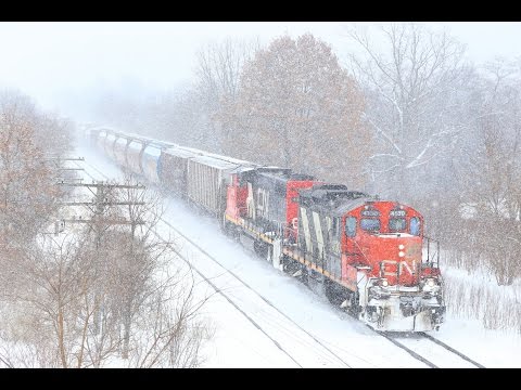 CN4130 & CN4761 pass Frank Lane on Train 439   01/02/14