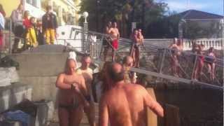 LIBERATV TICINO: Brissago: si tuffano in 72 per la Nodada della Befana