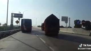 Download lagu Truk oleng Masuk Tol Pemalang mp3