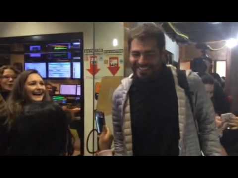 Ator Thiago Lacerda causa "frisson" em visita à Rádio Gaúcha