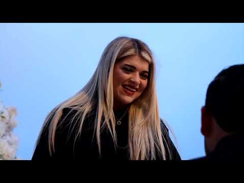 パリ、ロマンチックなプロポーズでビジネスが急増 (Paris sees booming business of romantic proposals)