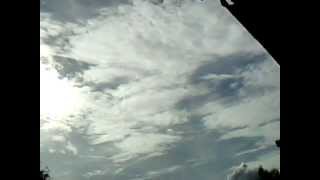 NUVEM DESENHA O ROSTO GIGANTE DE UM GATO DIABO COM TRAÇOS AFEMINADOS NO CÉU! BRASÍLIA DF!