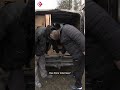 Wie helpt de Dierenvoedselbank aan een nieuwe bus? | #shorts