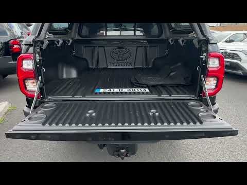Toyota Hilux 2.8 Invincible with Extra's - Image 2