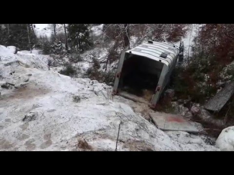 Hästtransport i olycka – rasade ner i en ravin