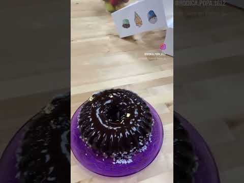 Torta de chocolate con mouse de praline de avellanas cubierta con glaseado espejo de chocolate negro