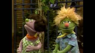 Shalom Sesame (רחוב סומסום/Sesame Street) - It Sure is Hot!/Hace Calor (Hebrew/English)
