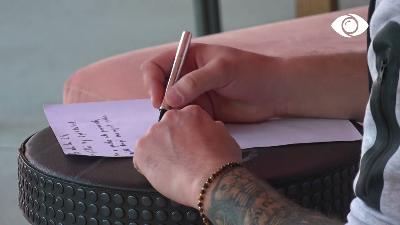 I gjithë trupi mu ngrit peshë. Luizi nuk ndalet, i shkruan poezi Kiarës