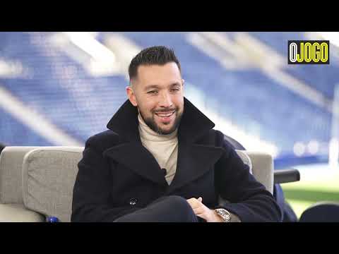 Francesco Farioli, treinador do FC Porto, é o protagonista de uma entrevista ao O JOGO e Sport TV