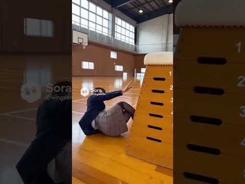 ハイヒールを履いた黒ストッキングのOLが跳び箱の上に飛び乗り