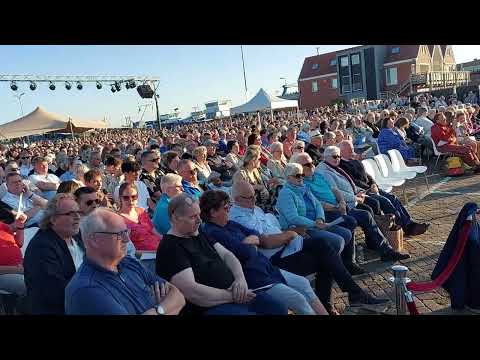 Massale samenzang op de haven van Urk.  Blijf bij mij Heer