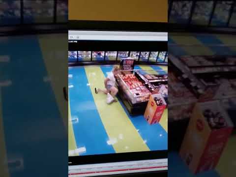 Женщина не вытерпила и обосралась прямо в магазине