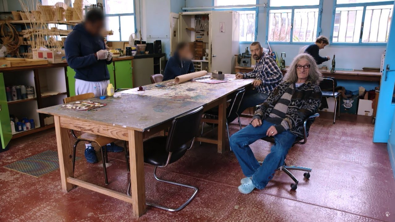 Watch video Unité pour malades difficiles : Qui sont les fous que l'on enferme  Unité pour malades difficiles : Qui sont les fous que l'on enferme