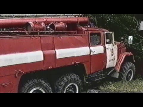 Пожарная машина снесла киоск с мороженым