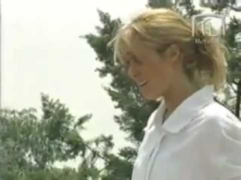 Anahi en Clase 406 - Jessica trata de tirarse de lo alto de la iglesia