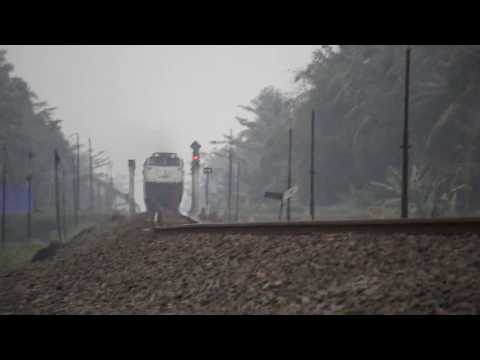 Aksi Kocak Masinis Kereta Api Ranggajati Ngebut di Jembatan Butuh!!