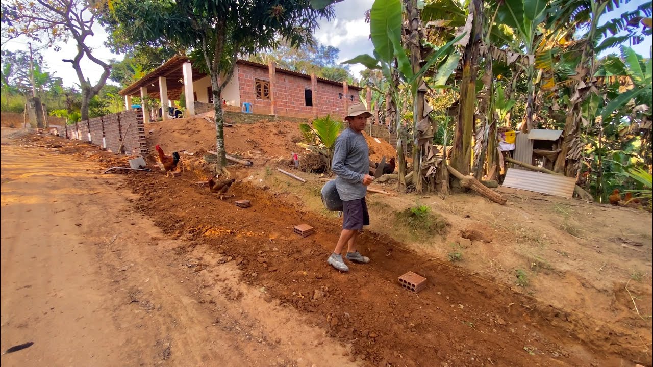 MAIS UM DIA DE TRABALHO / VEJAM COMO FICOU A FRENTE DA NOSSA CASA / ALICERCE DA CERCA MURADA!!!
