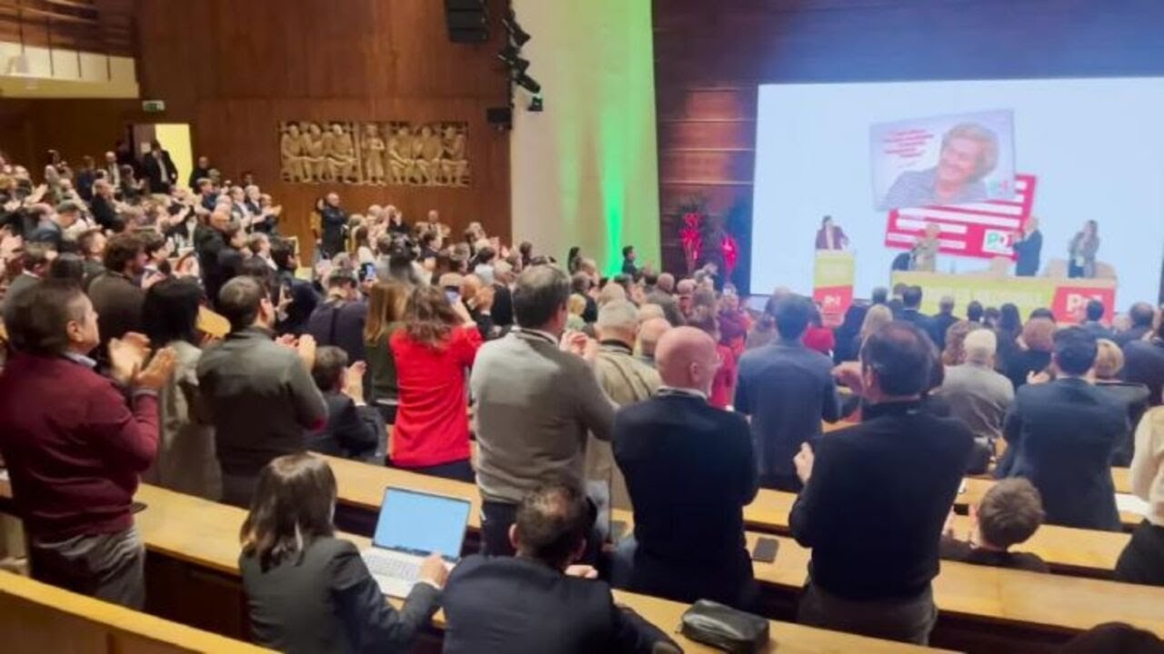 L'applauso per la segretaria Schlein all'assemblea del Pd