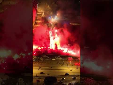 "La hinchada del Atlético Mineiro en la previa del clásico contra Cruzeiro por la Copa do Brasil." Barra: Movimento 105 Minutos &bull; Club: Atlético Mineiro &bull; País: Brasil