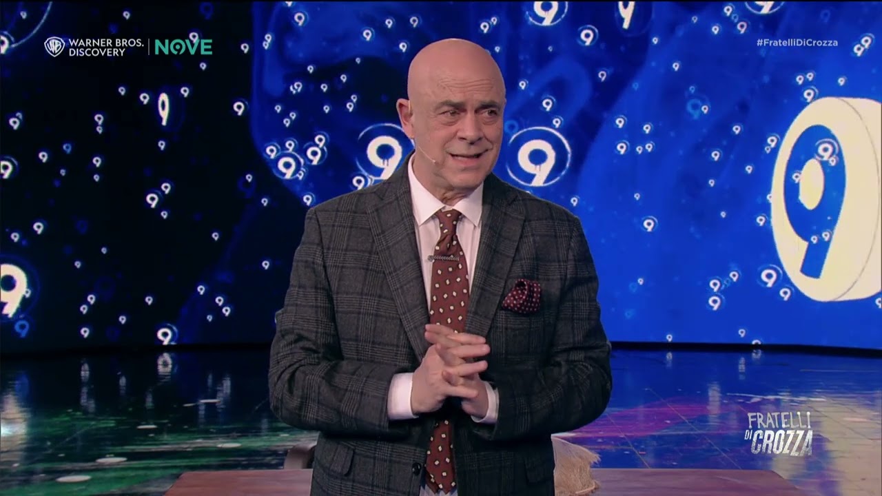 I saluti di Maurizio Crozza del 20 marzo 2026 e la precisazione sulla Motorola | Fratelli di Crozza