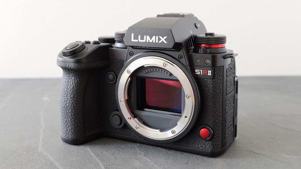 Panasonic Lumix S1R II REVIEW: first-looks with flagship body!