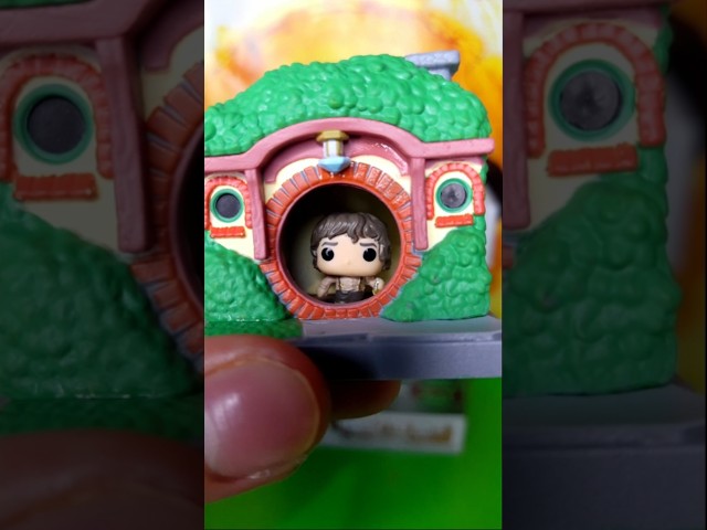 Vídeo relacionado con Funko Bitty Pop! Town: The Lord of The Rings - Frodo Baggins & The Shire - Figura de Vinilo Coleccionable - Idea de Regalo - Mercancía Oficial - Juguetes para niños y Adultos