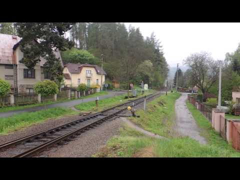 Zamračená 749.254-9 přijíždí do stanice Sázava-Černé Budy dne 4.5.2013