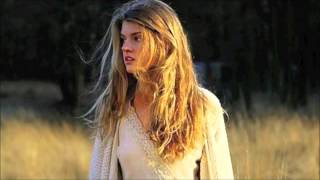 Emma Bale - Run (lyrics video)