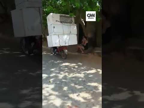 Homem transportando três geladeiras em moto impressiona no Ceará