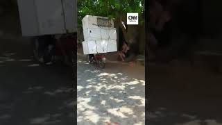 Vídeo: Homem transportando três geladeiras em moto impressiona no Ceará