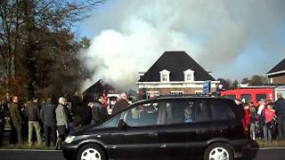 preview picture of video 'Schuur aan Terborgseweg in Varsseveld brandt uit (1/2)'