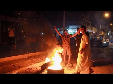 ليبيا متظاهرون يضرمون النار في مقر الحكومة الموازية في بنغازي