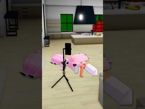 doing the rock that body trend with my mom🤩👯‍♀️#robloxshorts #roblox