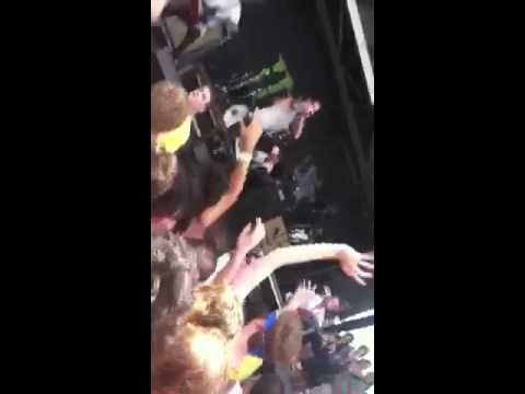 Me falling and getting bloody at Chelsea grin warped 2012