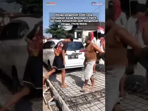 Mobil terabas jalan yang sudah di cor di Tuban