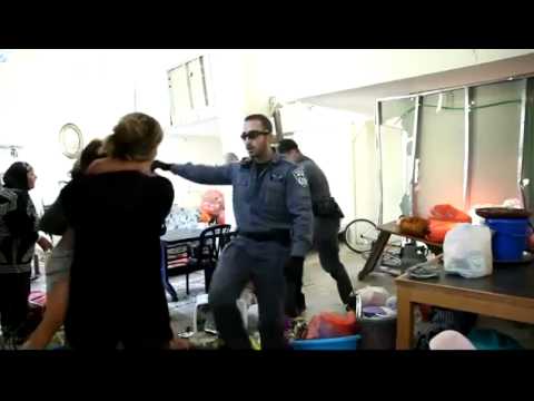 كيف تعامل إسرائيل عائلة فلسطينية داخل منزلها (فيديو)