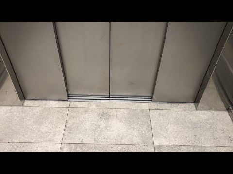 Fahrstuhl mit kaputte Tür