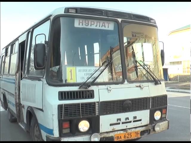 Что глава делает в автобусе?