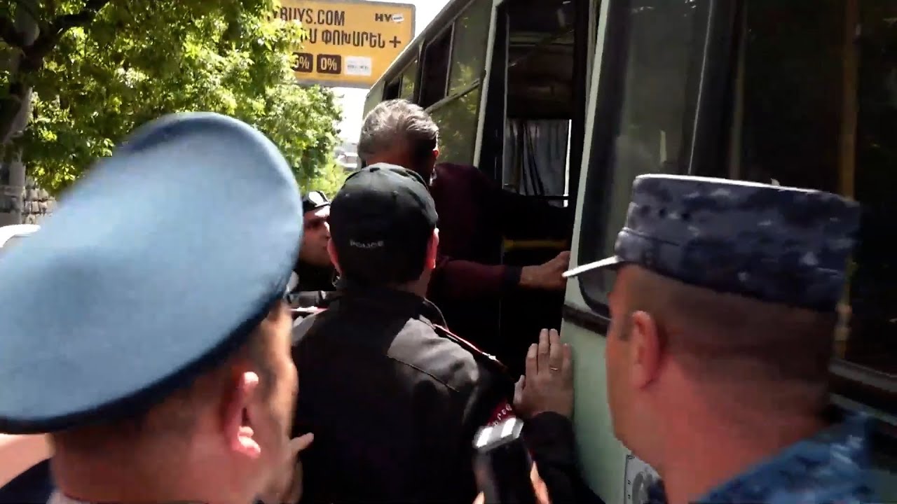 Բերետավորները բերման են ենթարկում մայթի վրա կանգնած քաղաքացիներին